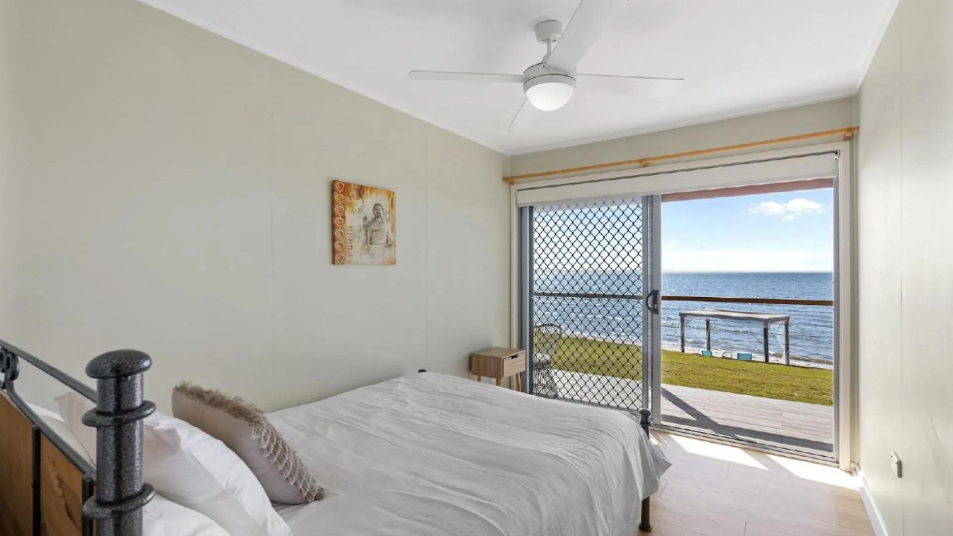 'Tranquil Beachfront Retreat' Beachmere