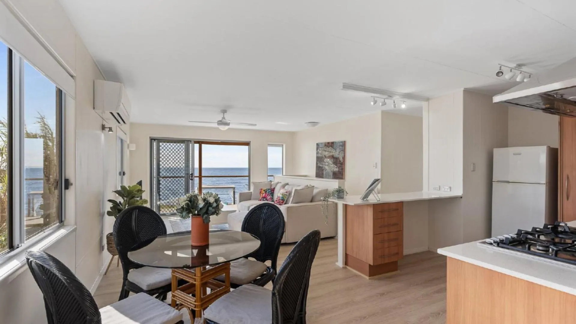 'Tranquil Beachfront Retreat' Beachmere Australia